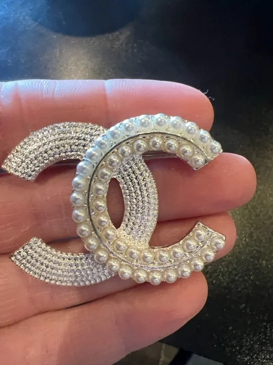 CHANEL Double CC Brooch with Pearls and Crystal Pavé - White and Silver - Picture 5 of 5